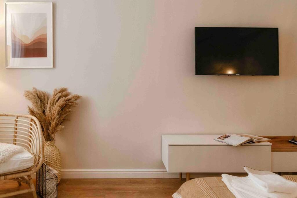 Bright Studio - Top Location - Old Town + Netflix بوخارست المظهر الخارجي الصورة