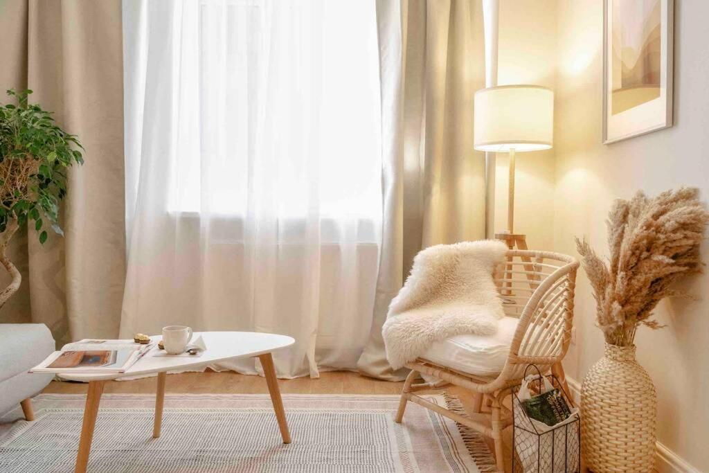 Bright Studio - Top Location - Old Town + Netflix بوخارست المظهر الخارجي الصورة
